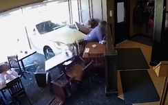 TNGT kinh hoàng: Cụ bà 85 tuổi lái xe đâm nát quán ăn